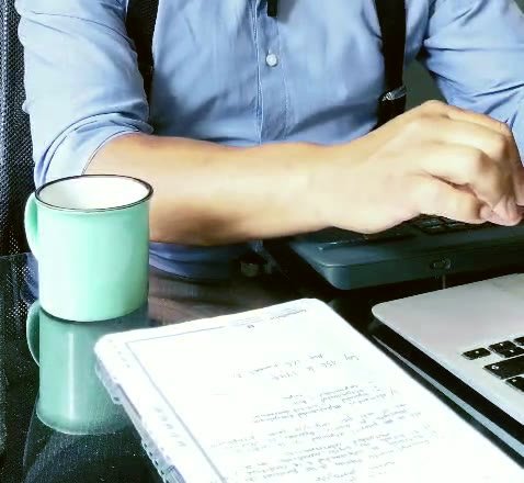 Escritorio de Ricardo Suaza con notas de un caso y su taza